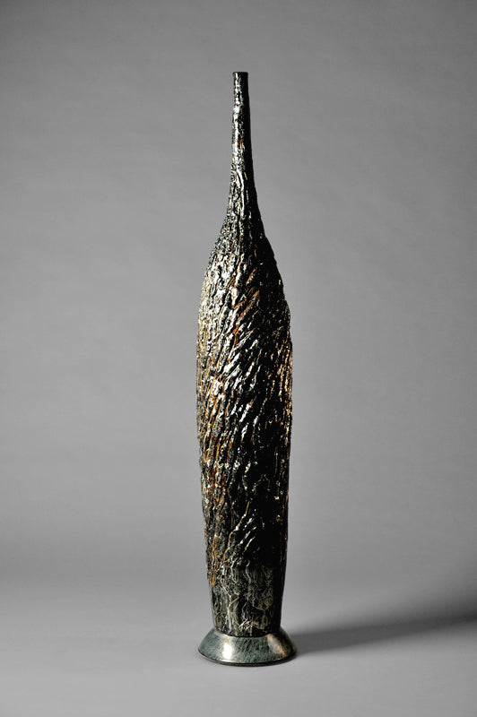 Carved Terre de sienne noire